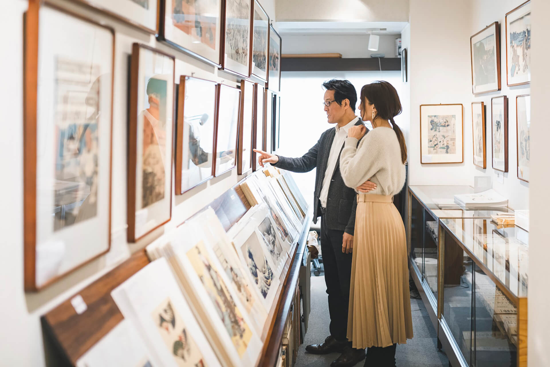 A couple enjoying beautiful ukiyo-e works