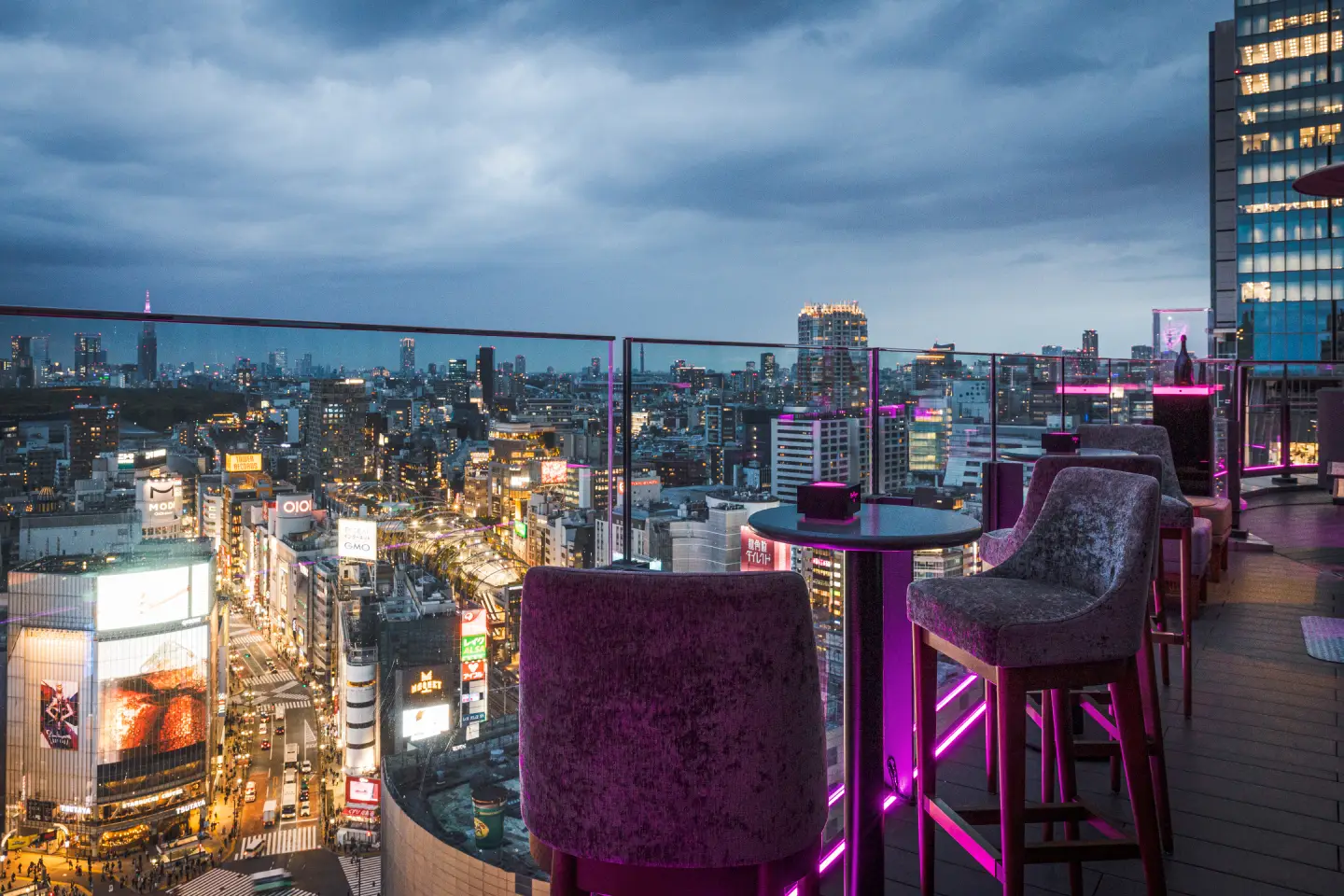 A SENSE OF TOKYO'S CLASSY NIGHT SCENE