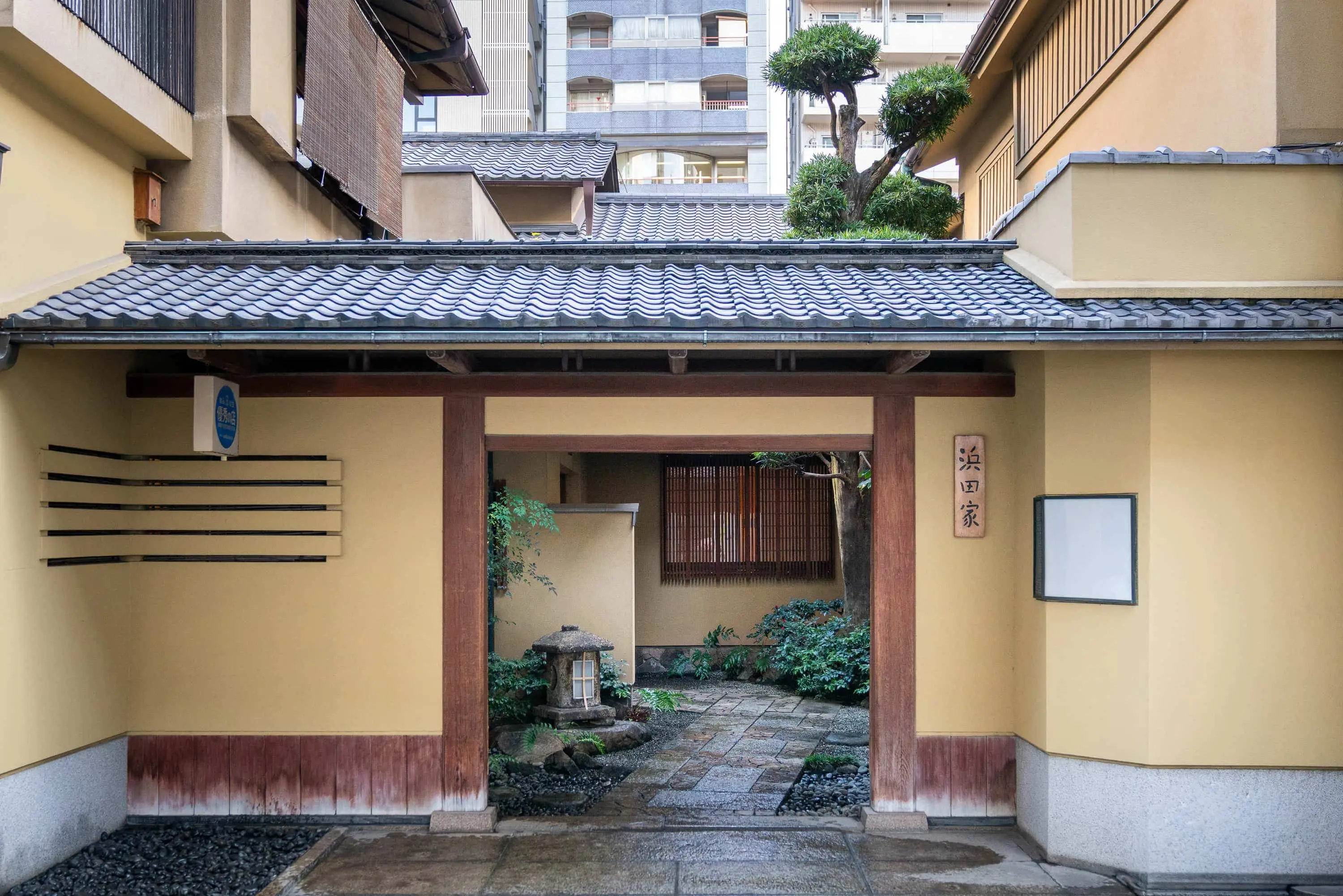 <p>WHERE HISTORY LIVES ON: TOURING TOKYO'S HISTORIC ARCHITECTURE</p>