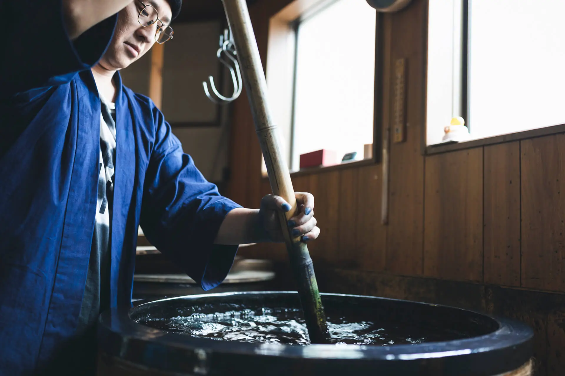 Craftsman mixes the dyeing liquid, which he regards it being “alive”